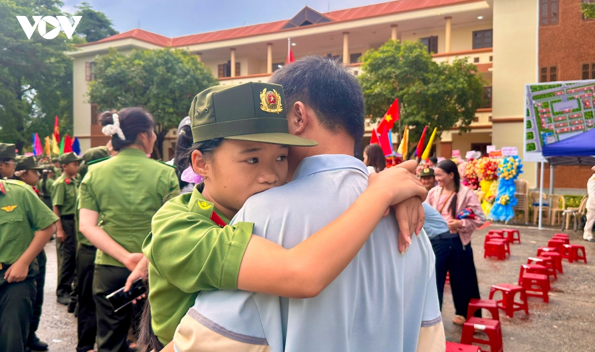 hoc sinh du khai giang trong mau ao linh hinh anh 7