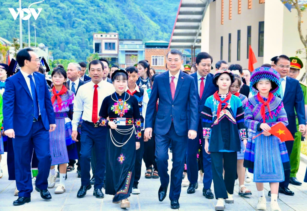 lanh dao Dang, nha nuoc du le khanh thanh diem truong va khai giang nam hoc moi hinh anh 1