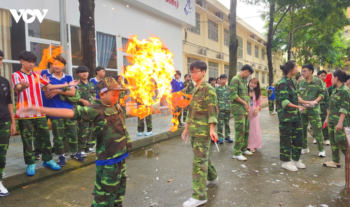 hoc sinh du khai giang trong mau ao linh hinh anh 3