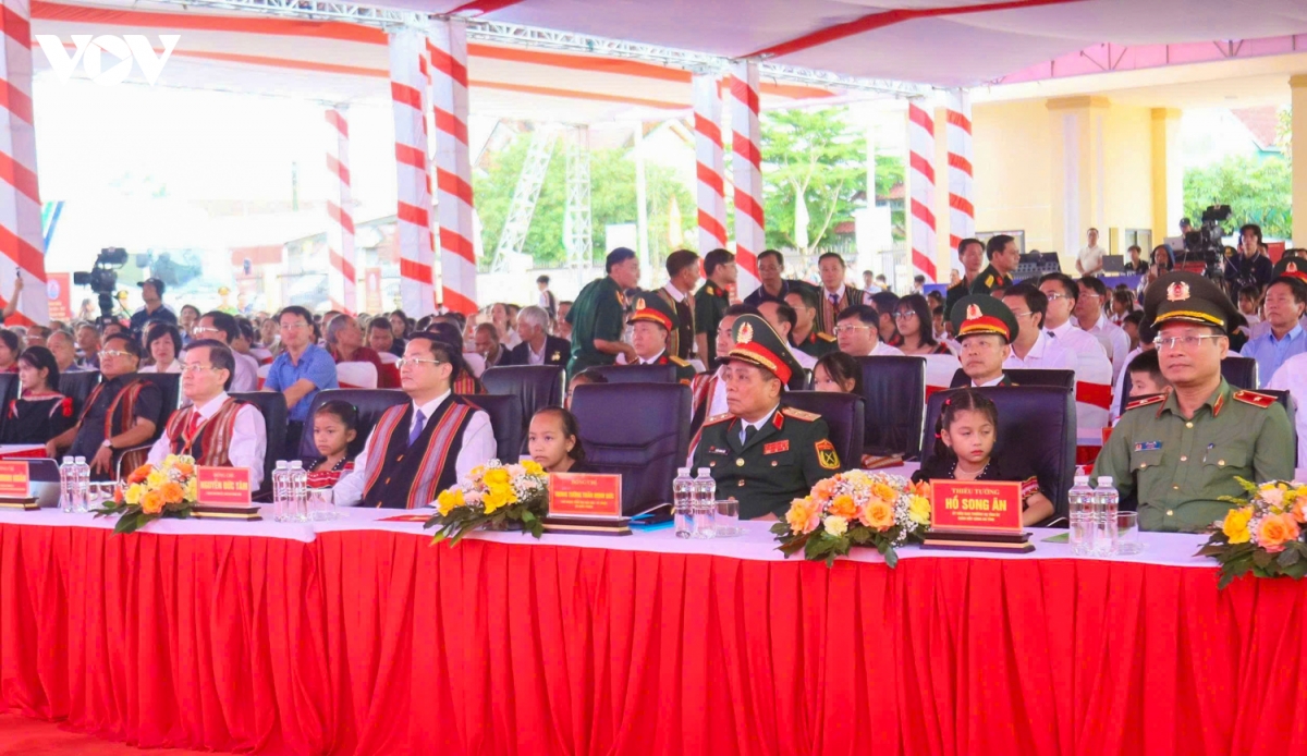 lanh dao Dang, nha nuoc du le khanh thanh diem truong va khai giang nam hoc moi hinh anh 18