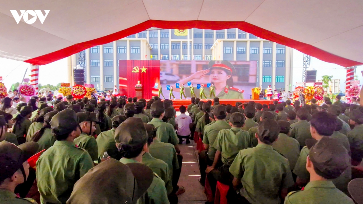 hoc sinh du khai giang trong mau ao linh hinh anh 5