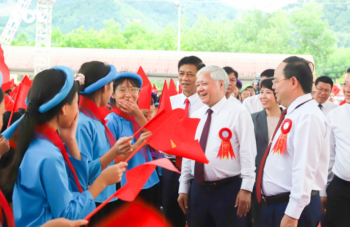 lanh dao Dang, nha nuoc du le khanh thanh diem truong va khai giang nam hoc moi hinh anh 17