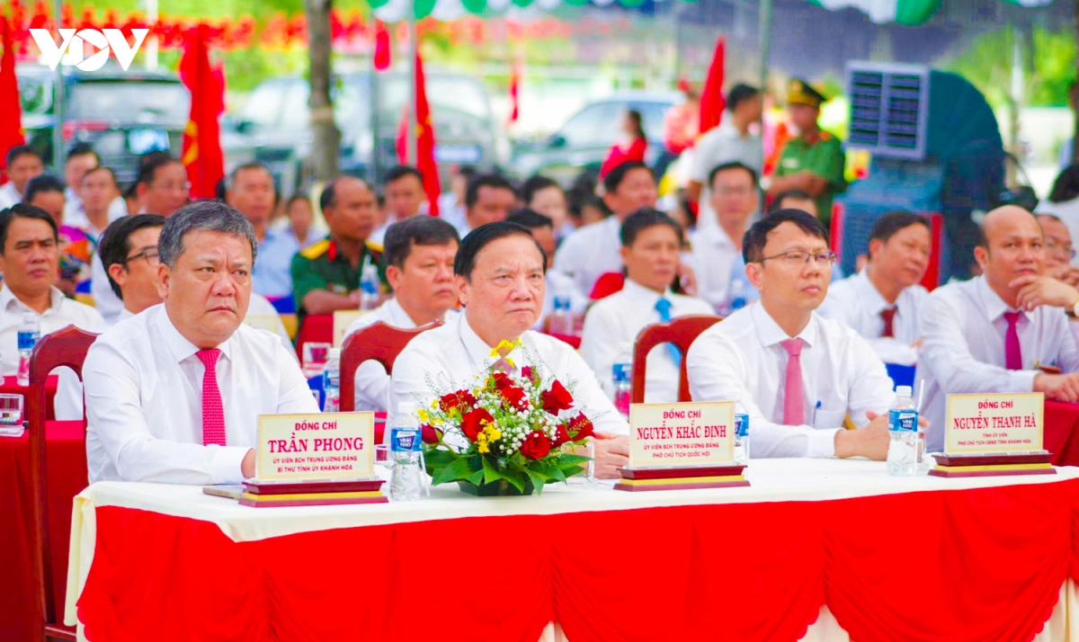 lanh dao Dang, nha nuoc du le khanh thanh diem truong va khai giang nam hoc moi hinh anh 28
