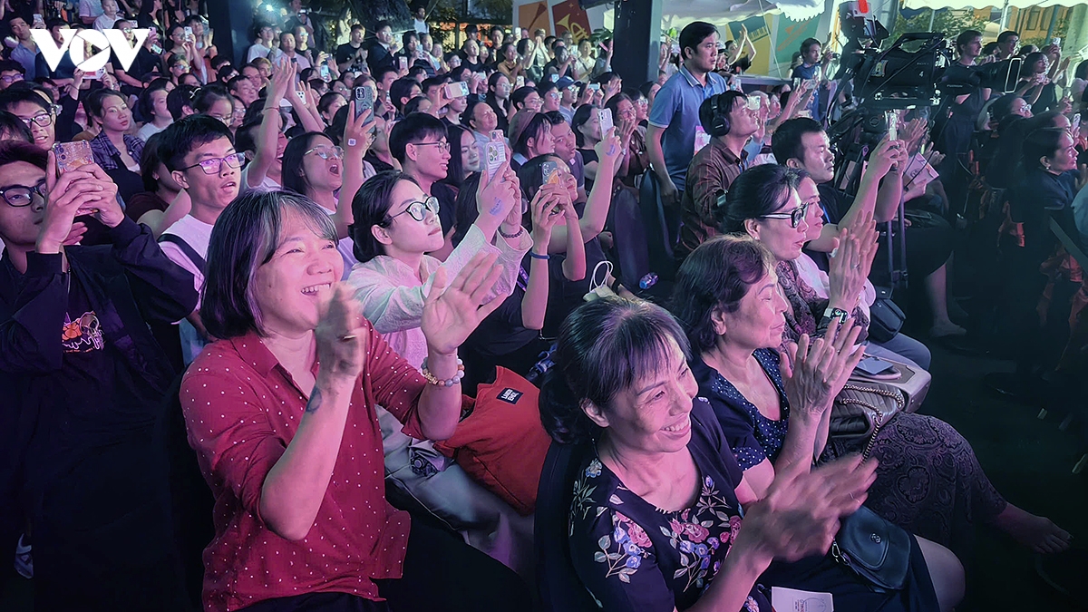 hoa tau jazz khong bien gioi bung no trong dem khai mac hanoi jazztival 2026 hinh anh 13