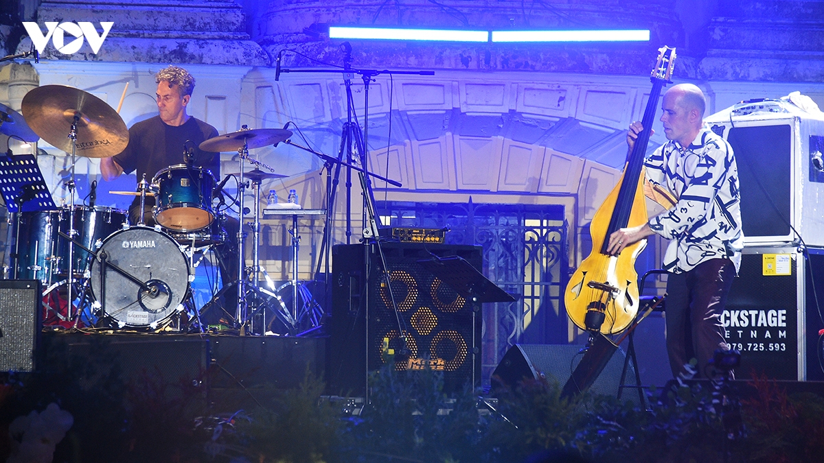 hoa tau jazz khong bien gioi bung no trong dem khai mac hanoi jazztival 2026 hinh anh 2