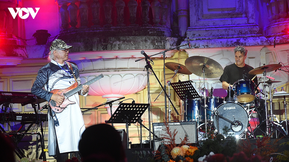 hoa tau jazz khong bien gioi bung no trong dem khai mac hanoi jazztival 2026 hinh anh 10