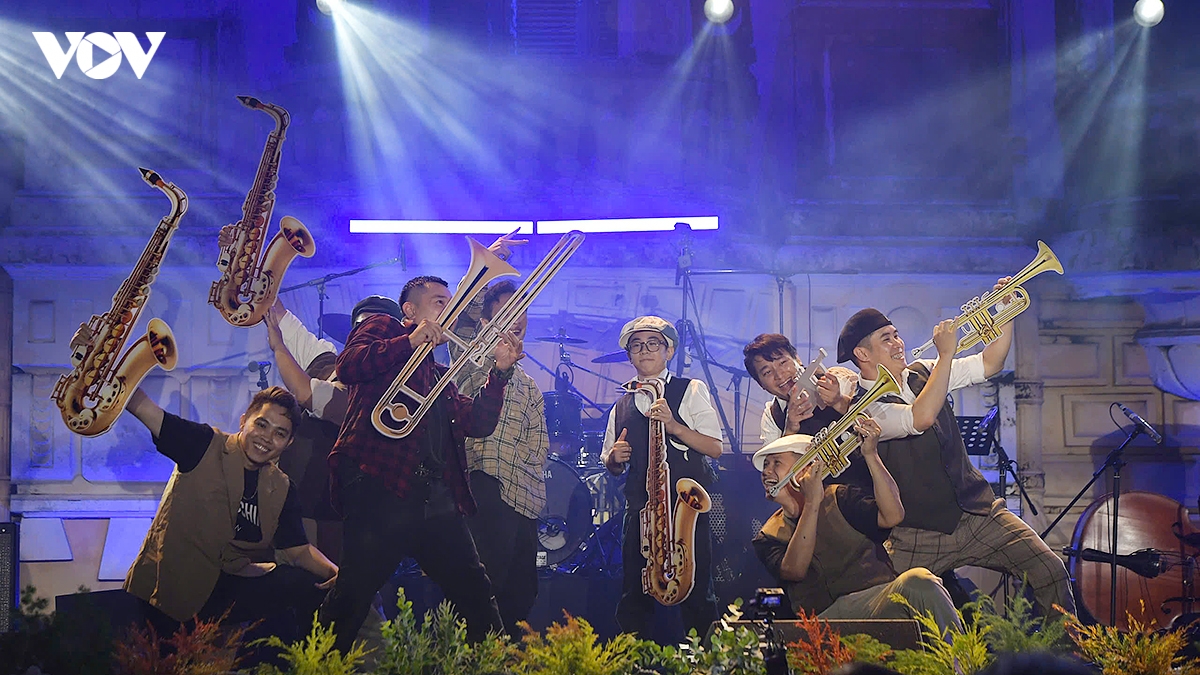 hoa tau jazz khong bien gioi bung no trong dem khai mac hanoi jazztival 2026 hinh anh 1