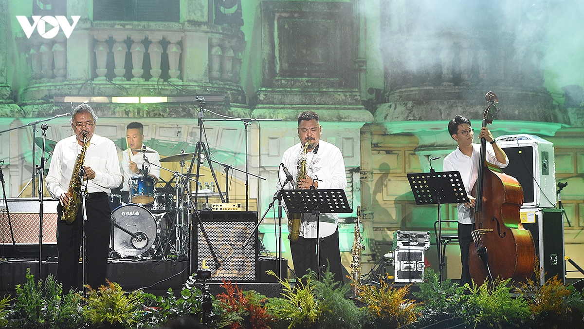 hoa tau jazz khong bien gioi bung no trong dem khai mac hanoi jazztival 2026 hinh anh 7