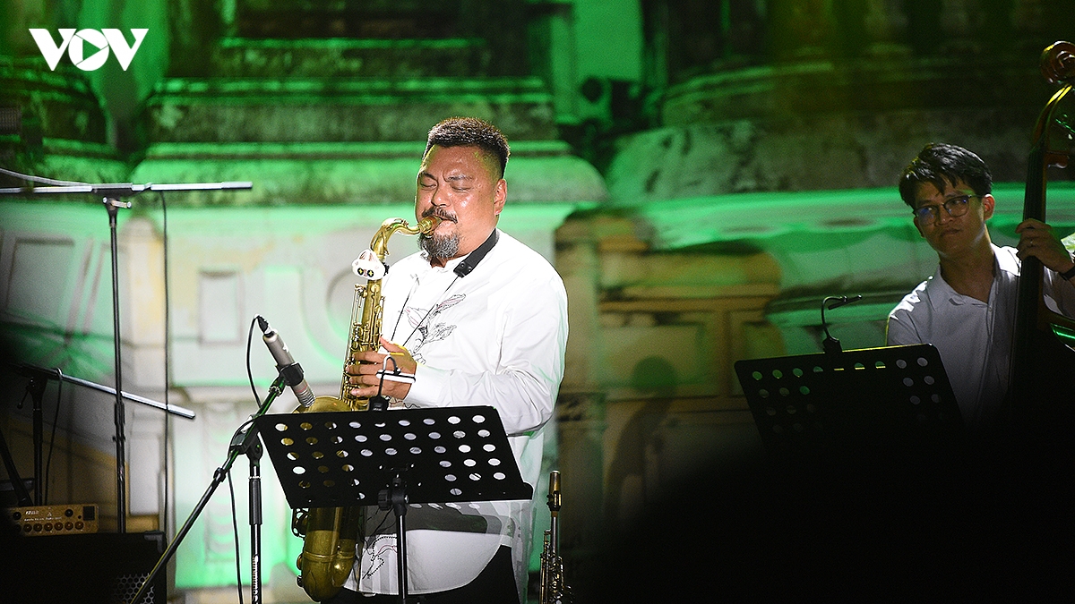 hoa tau jazz khong bien gioi bung no trong dem khai mac hanoi jazztival 2026 hinh anh 9