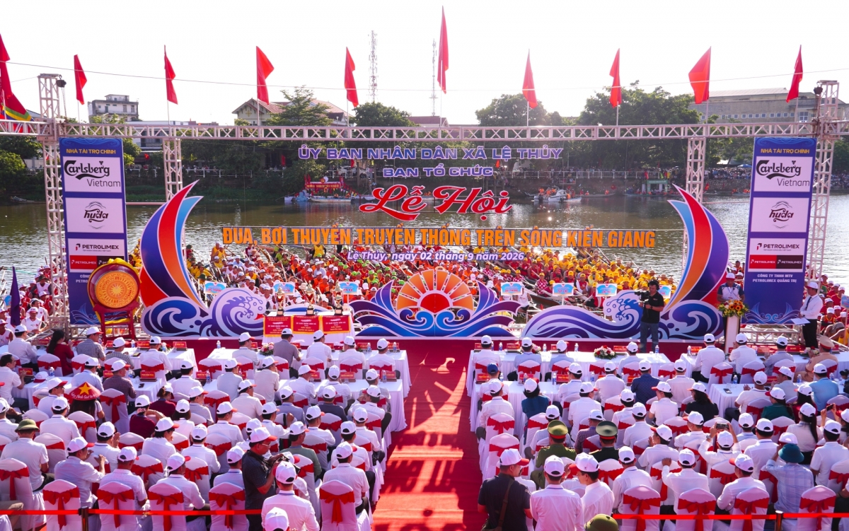 tung bung le hoi boi, dua thuyen tren song kien giang mung tet Doc lap hinh anh 1