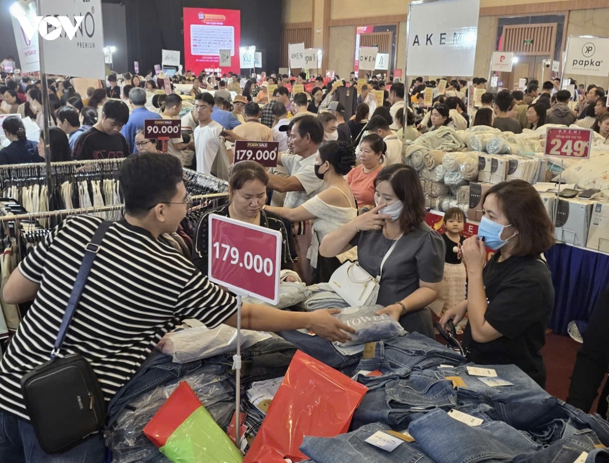 hang nghin nguoi tham gia phien dau tien mega sale 2026 tai Dak lak hinh anh 1