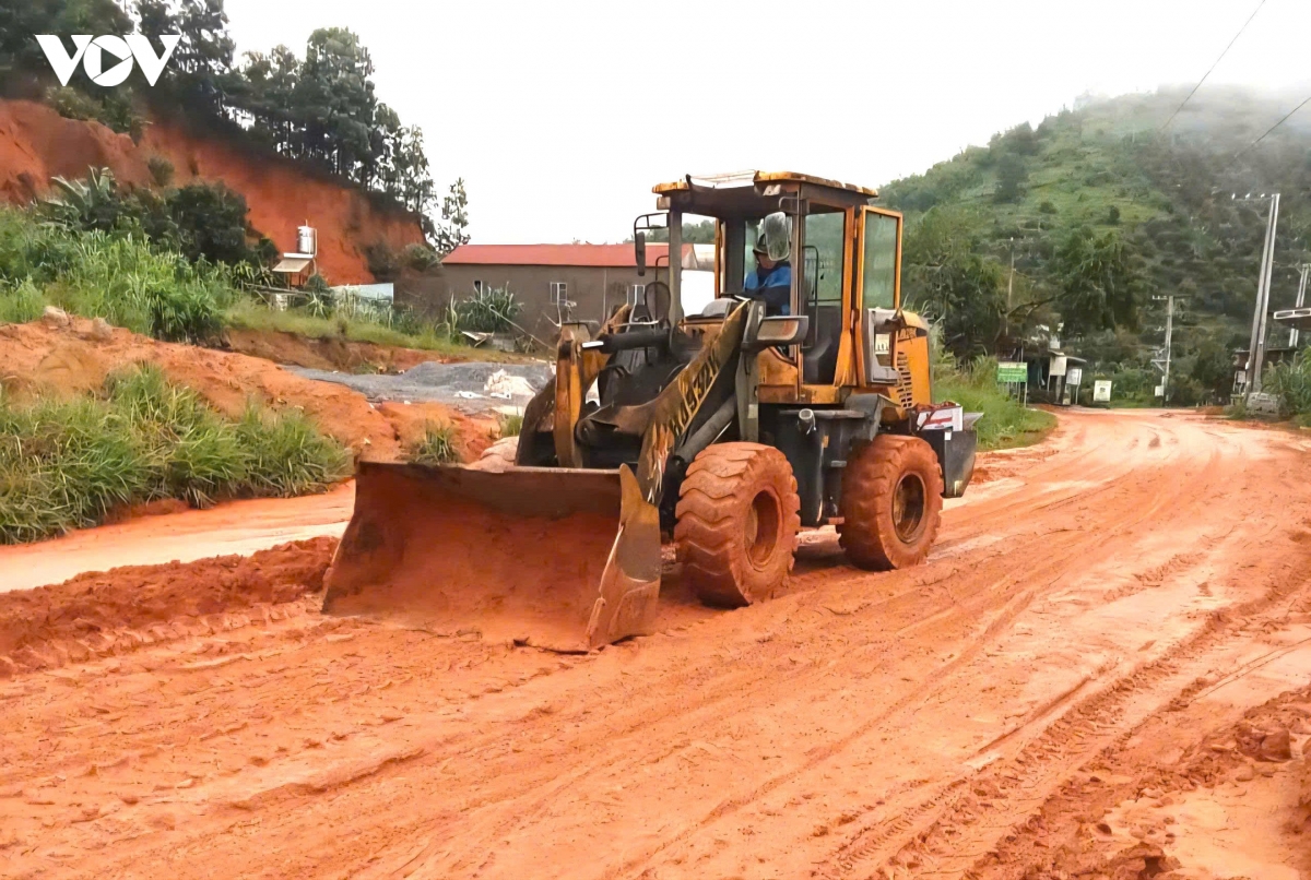 Bùn đất đỏ tràn xuống Quốc lộ 55 ở Lâm Đồng