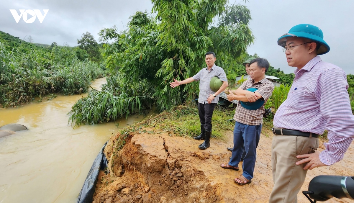 mua lu, sat lo dien bien phuc tap, nhieu khu dan cu bi chia cat tai lam Dong hinh anh 1