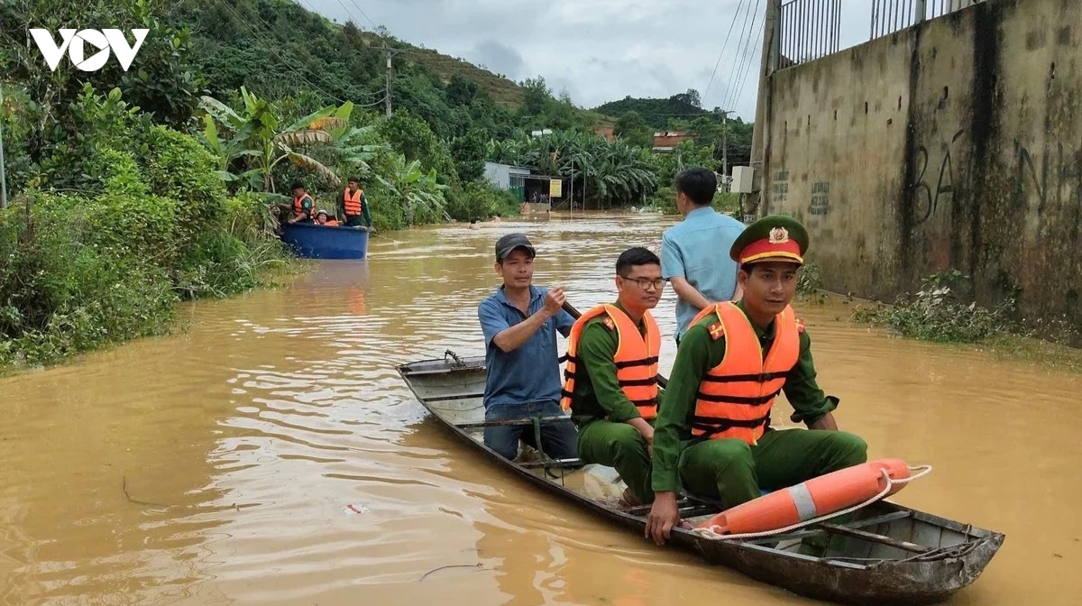 mua lu, sat lo dien bien phuc tap, nhieu khu dan cu bi chia cat tai lam Dong hinh anh 3