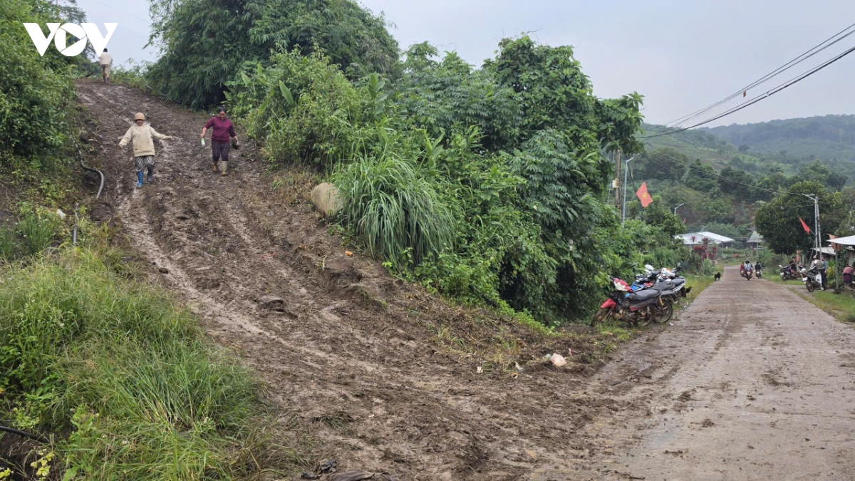 lam Dong di doi 78 ho dan o xa quang son ra khoi khu vuc sat truot hinh anh 1