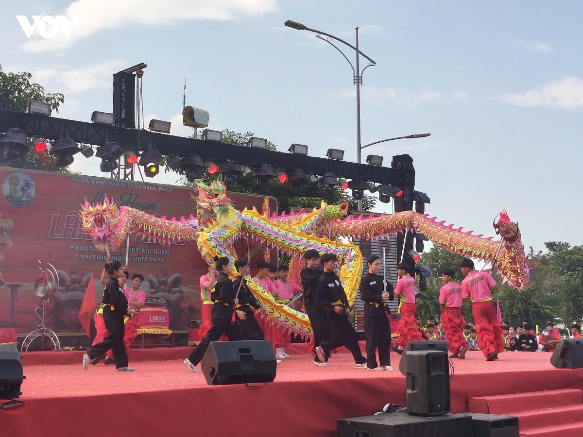 du khach an tuong voi man trinh dien lan su rong o phan thiet hinh anh 1