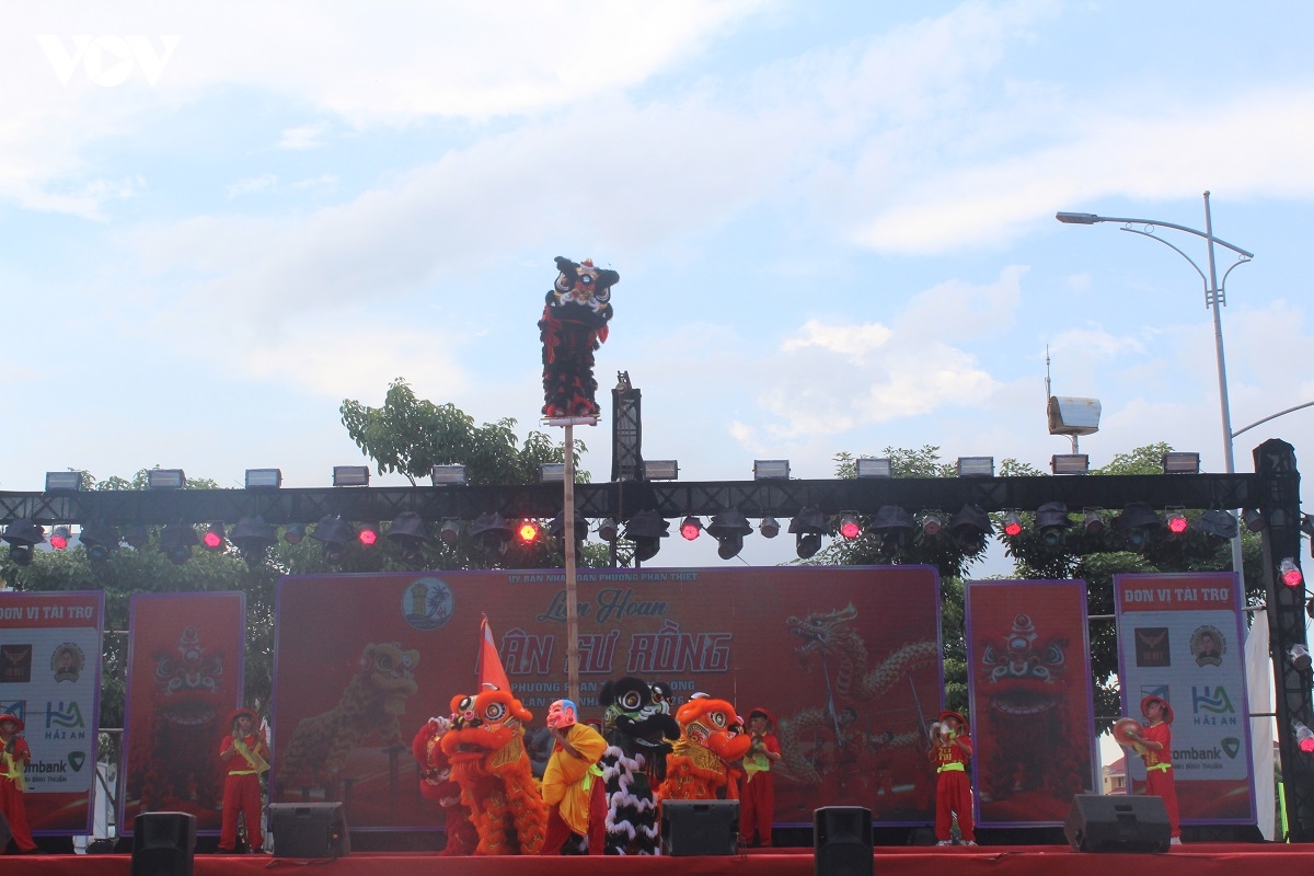 du khach an tuong voi man trinh dien lan su rong o phan thiet hinh anh 2