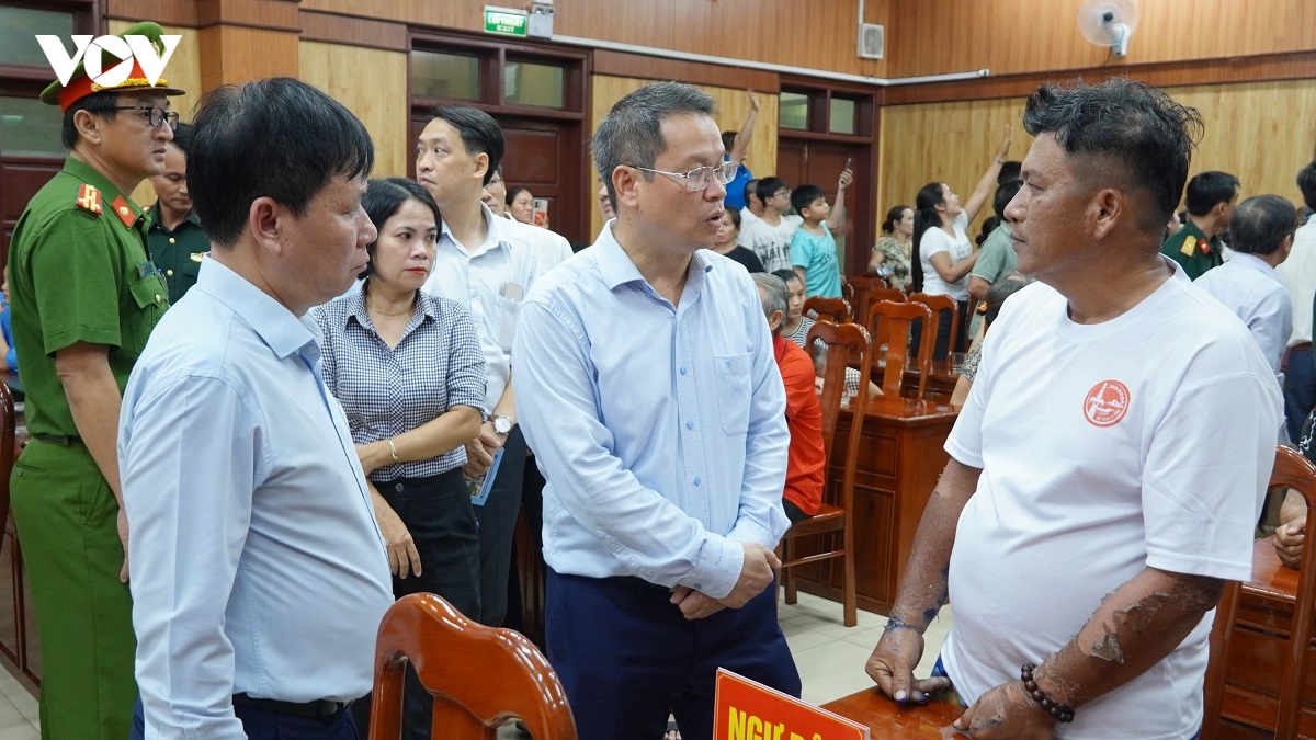 chu tich tp Da nang tham, dong vien 32 ngu dan gap nan tren bien tro ve hinh anh 1