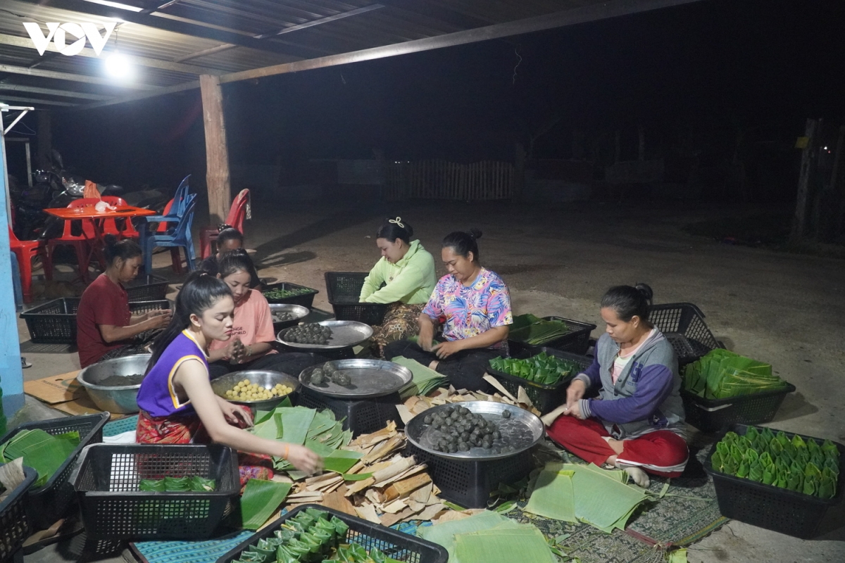 nghe lam banh gai cua nguoi viet tai lao hinh anh 9