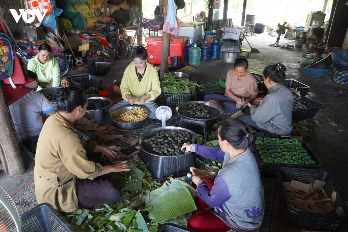 nghe lam banh gai cua nguoi viet tai lao hinh anh 3