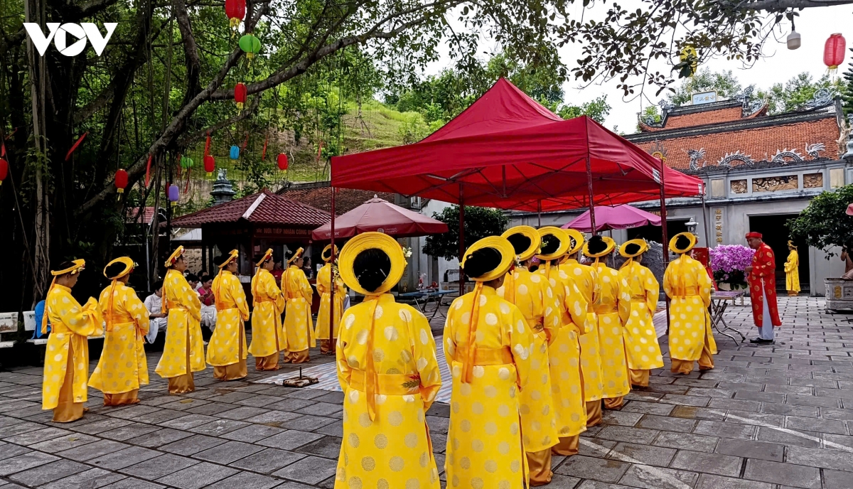 Dong dao nguoi dan, du khach ve du le hoi Den cua Ong hinh anh 4