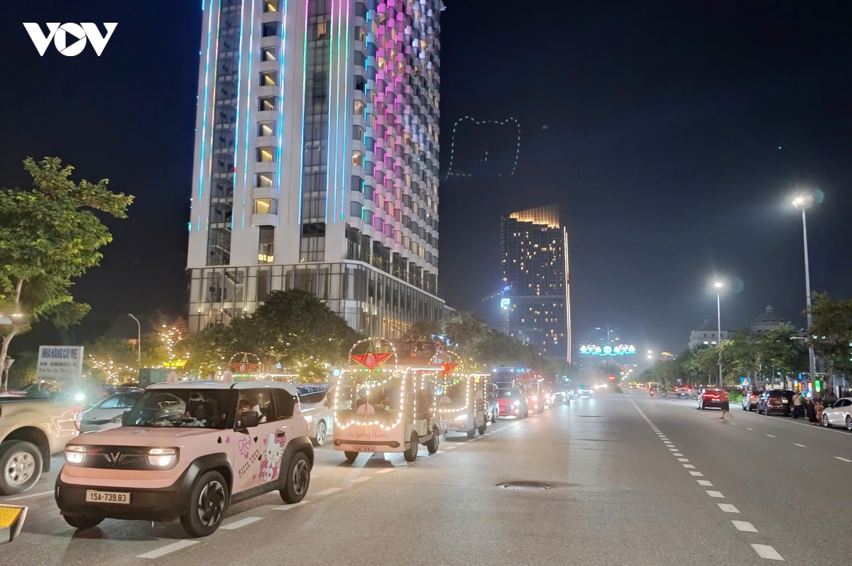 ruc ro sac mau tai dem hoi trang ram thu fest - bai chay 2026 hinh anh 12