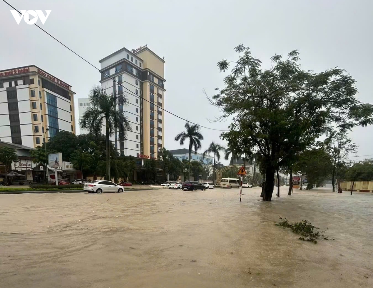 mua xoi xa, nhieu tuyen duong do thi vinh o nghe an ngap sau ca met hinh anh 7