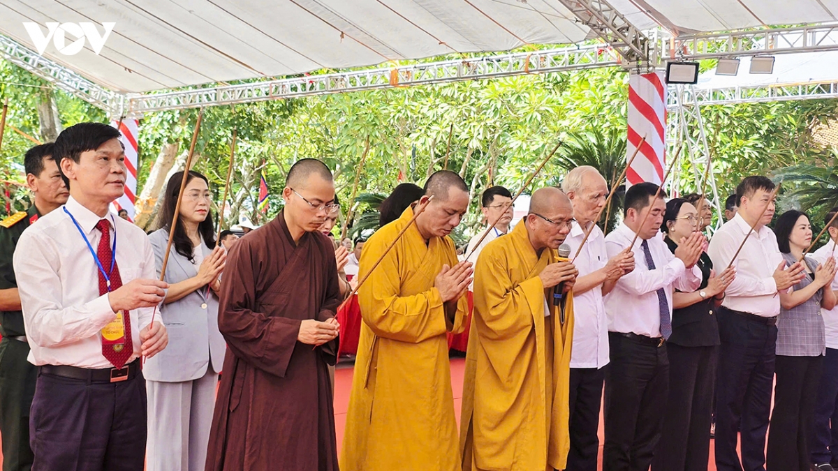le hoi den an sinh quang ninh tim ve di san noi que goc nha tran hinh anh 2