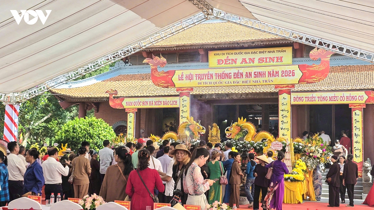 le hoi den an sinh quang ninh tim ve di san noi que goc nha tran hinh anh 3