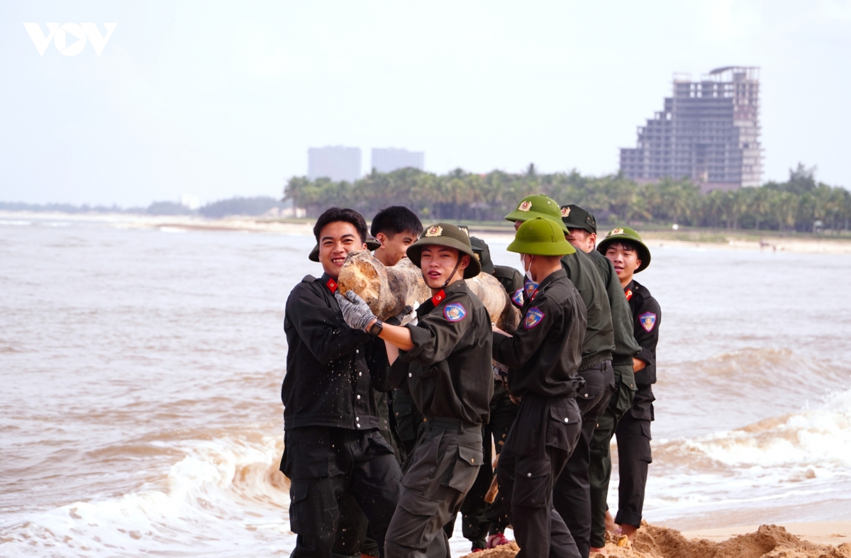 canh sat co dong giup cong nhan don hang chuc tan rac dat ve bo bien nhat le hinh anh 6