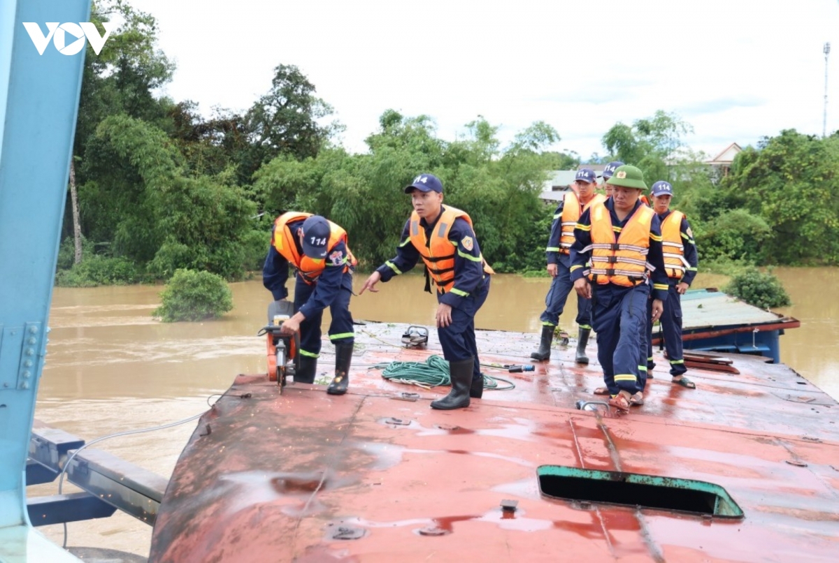 quang tri giai cuu 3 sa lan mac ket duoi cau hinh anh 2