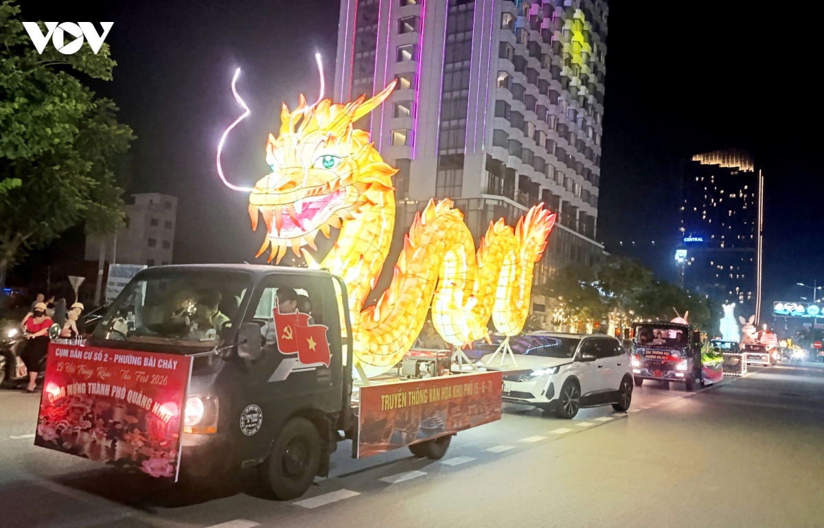 ruc ro sac mau tai dem hoi trang ram thu fest - bai chay 2026 hinh anh 13