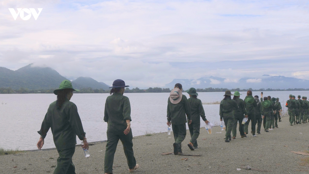 phu nu vung bien an giang voi mo hinh tu quan duong bien, cot moc hinh anh 4