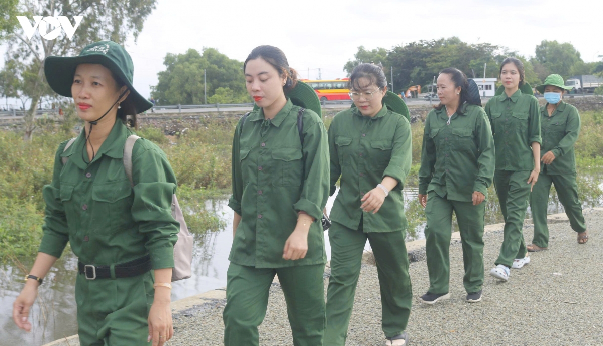 phu nu vung bien an giang voi mo hinh tu quan duong bien, cot moc hinh anh 5