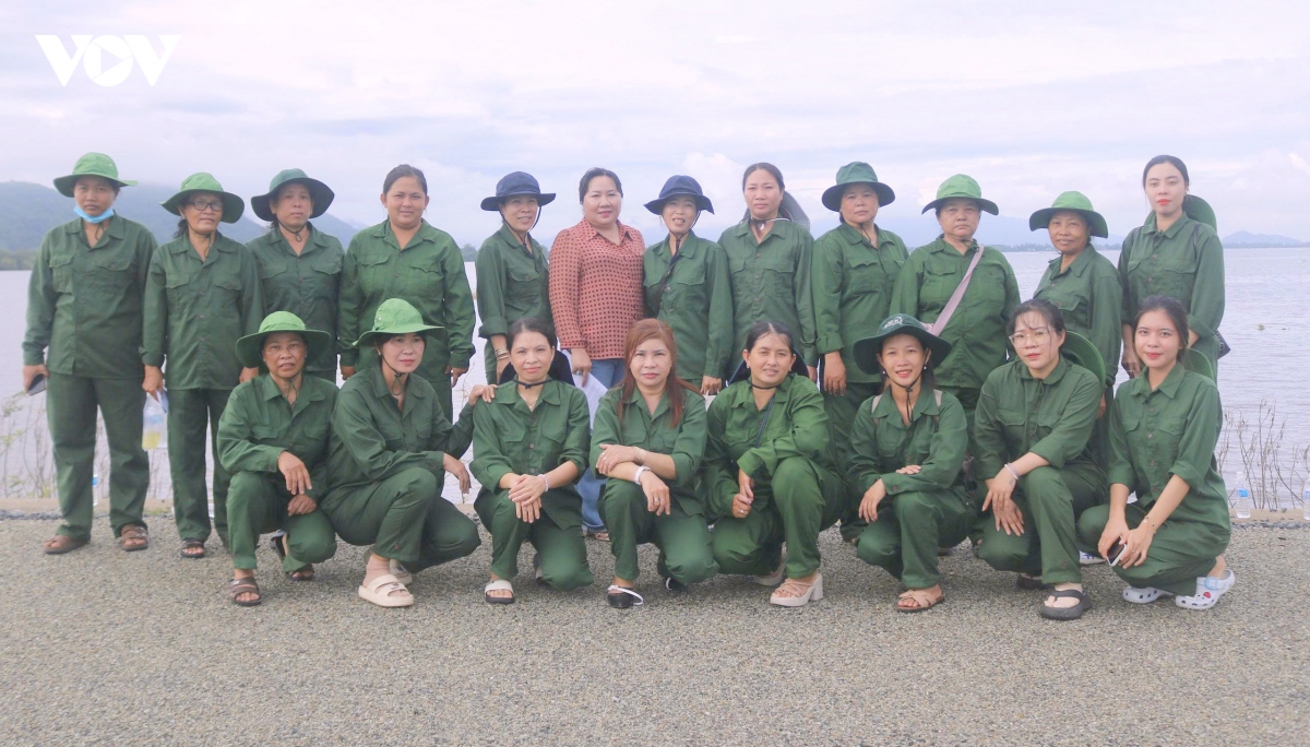 phu nu vung bien an giang voi mo hinh tu quan duong bien, cot moc hinh anh 6