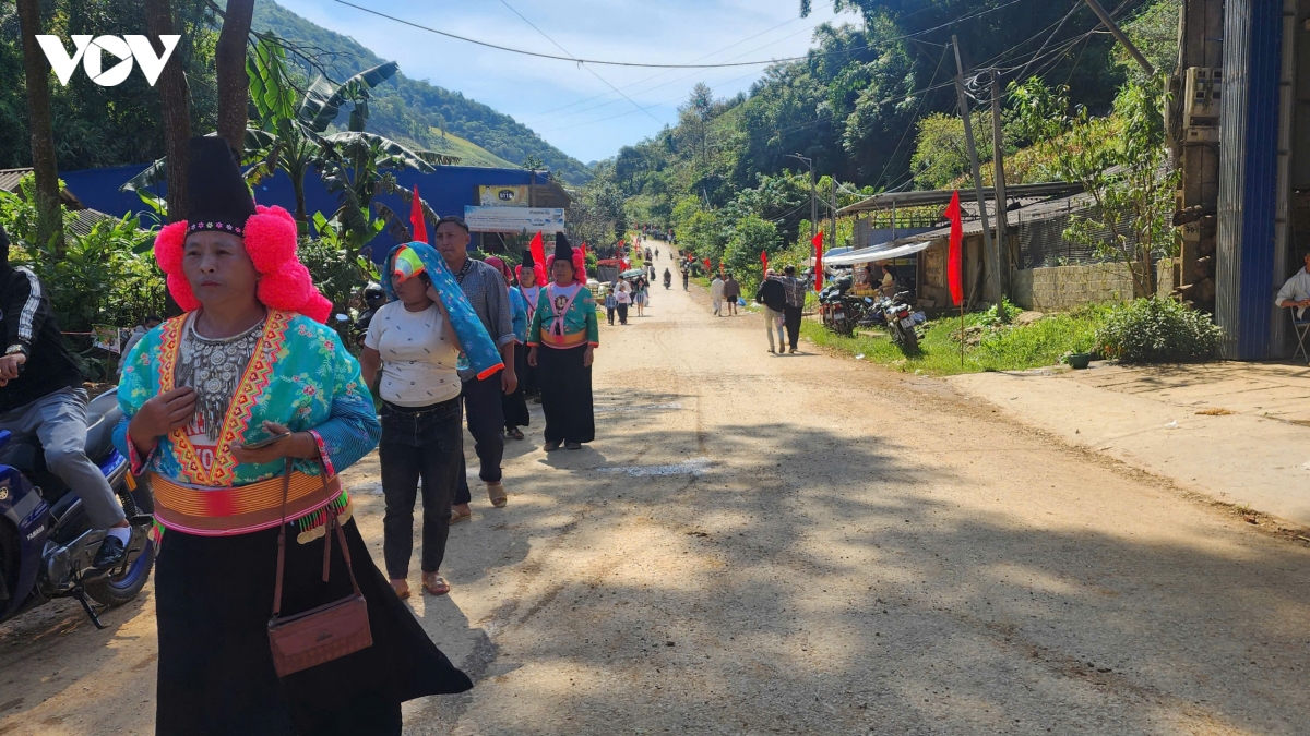 Dong bao dan toc mong son la no nuc vui tet Doc lap hinh anh 2