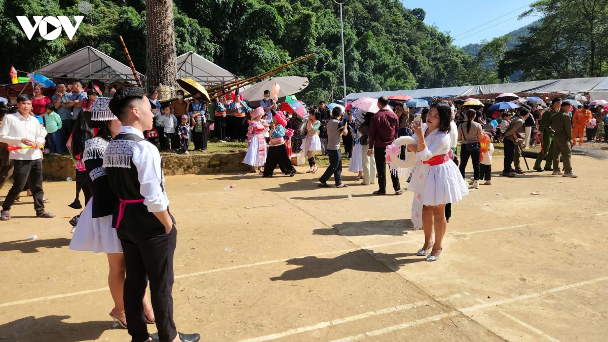 Dong bao dan toc mong son la no nuc vui tet Doc lap hinh anh 8