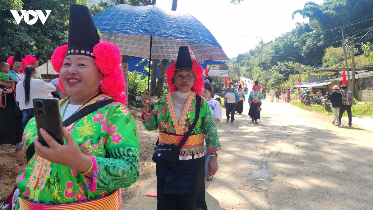 Dong bao dan toc mong son la no nuc vui tet Doc lap hinh anh 11
