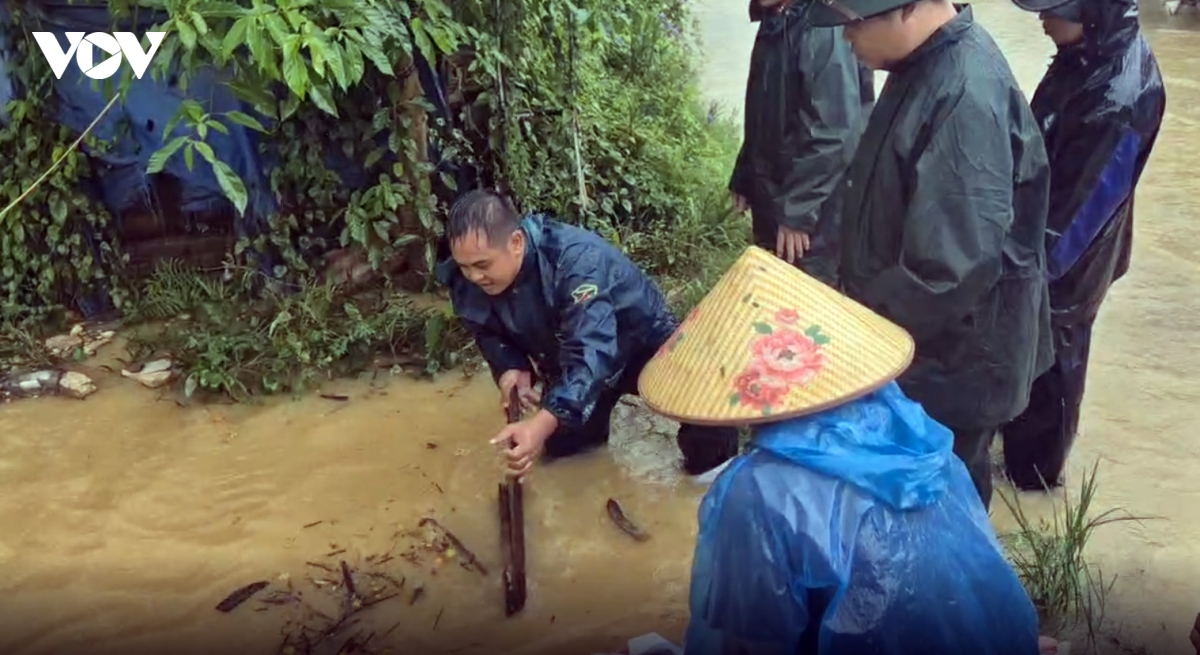 song bui o ha noi len cao, hang tram quan voi dan doi mua gia co de chong lu hinh anh 5