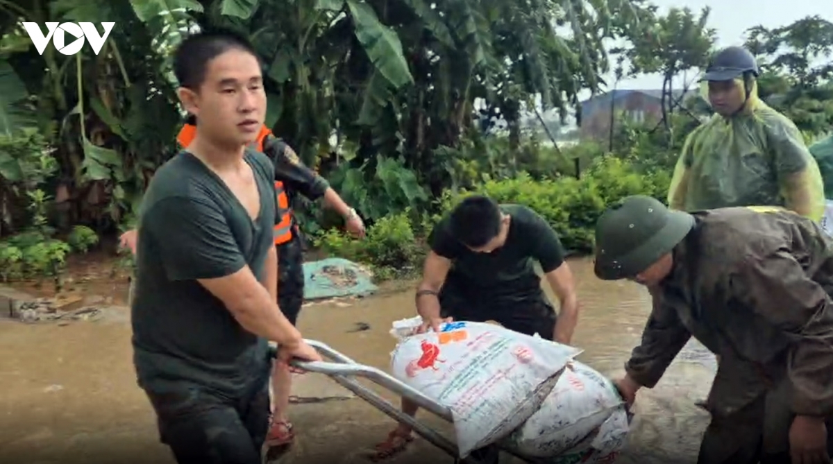 song bui o ha noi len cao, hang tram quan voi dan doi mua gia co de chong lu hinh anh 6