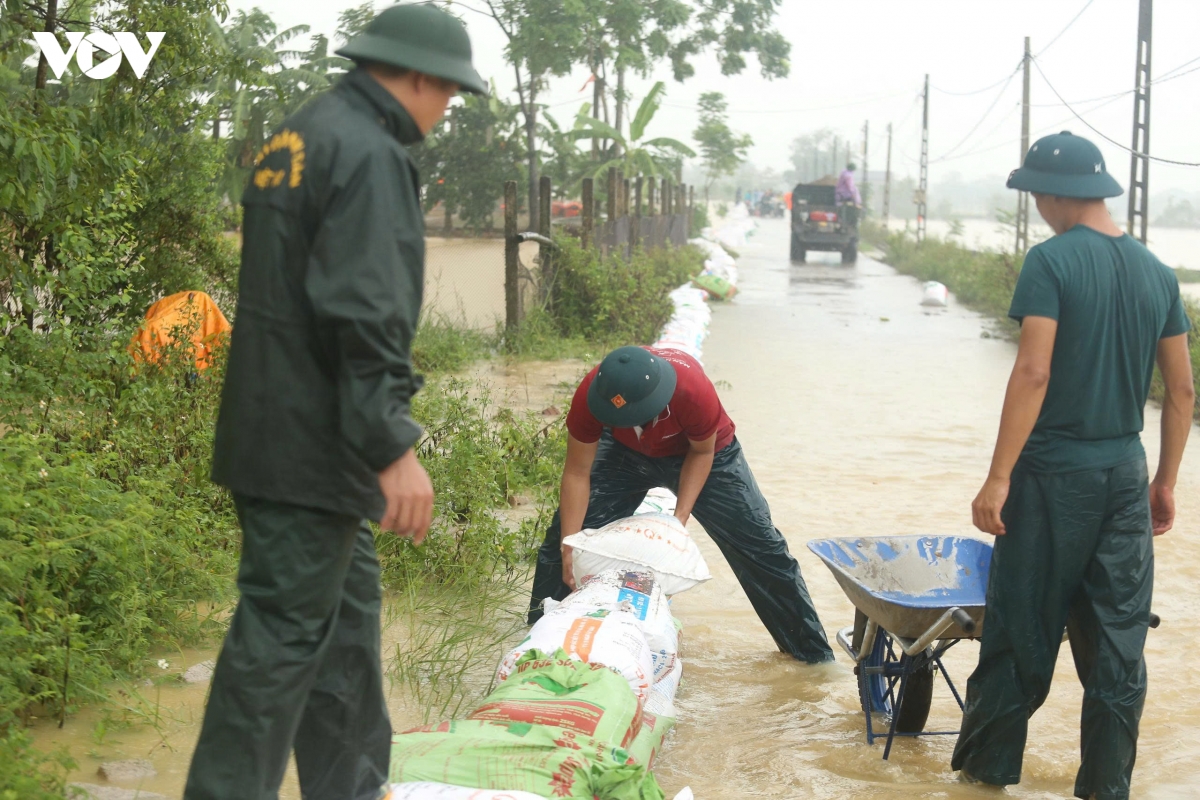 song bui o ha noi len cao, hang tram quan voi dan doi mua gia co de chong lu hinh anh 10