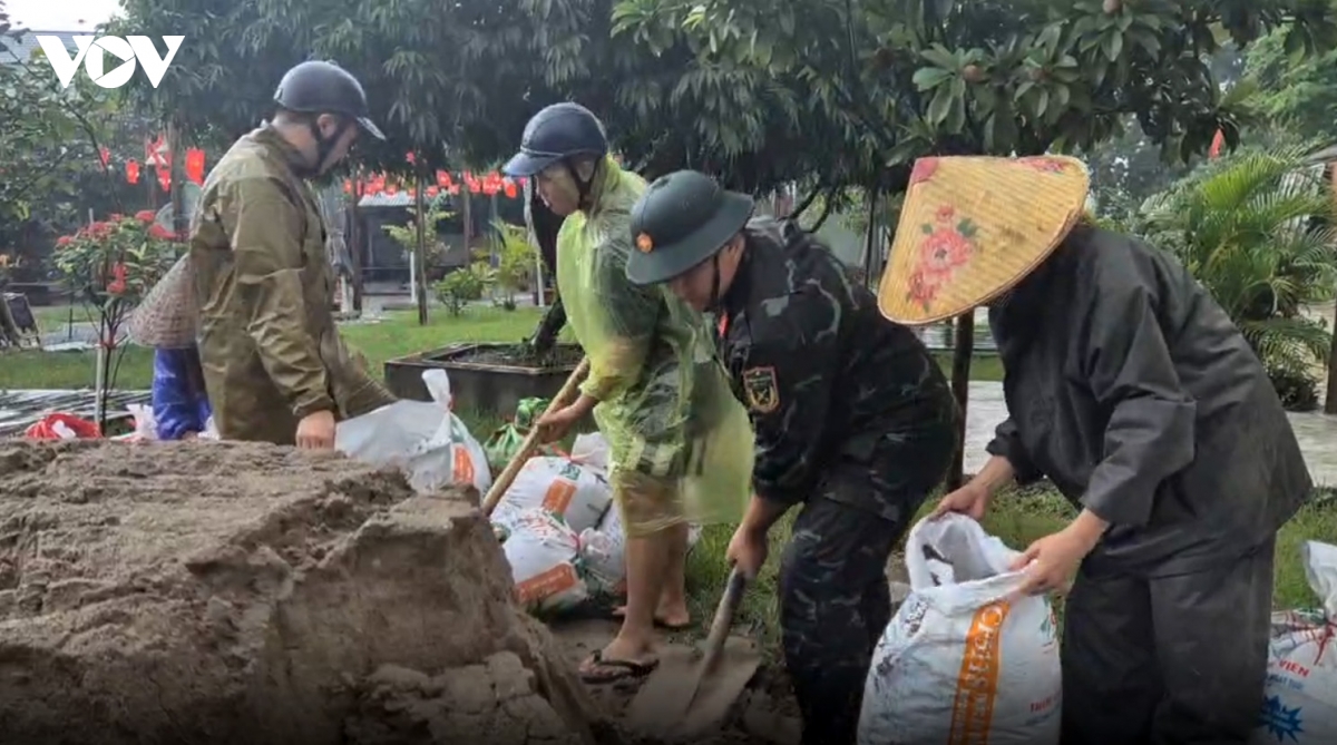 song bui o ha noi len cao, hang tram quan voi dan doi mua gia co de chong lu hinh anh 3