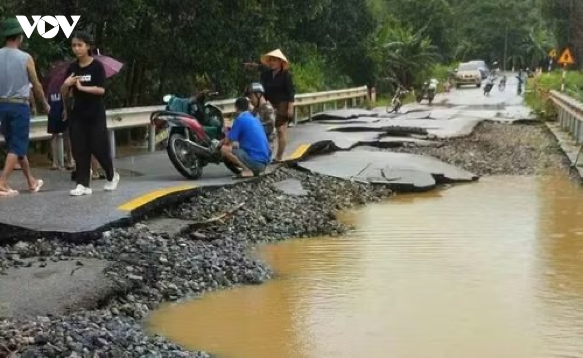 mua lu gay ngap hon 16.000 nha dan, nhieu tuyen giao thong bi chia cat hinh anh 1