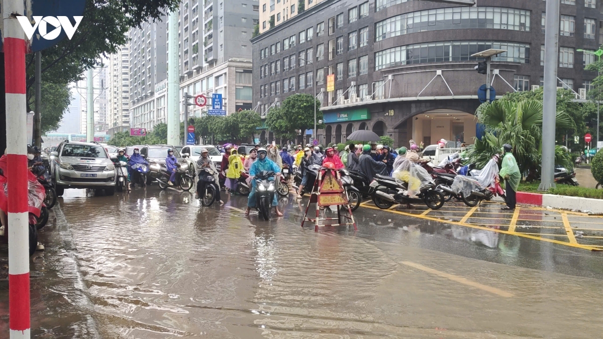 nhieu truong o ha noi cho hoc sinh nghi, hoc online vi ngap hinh anh 1