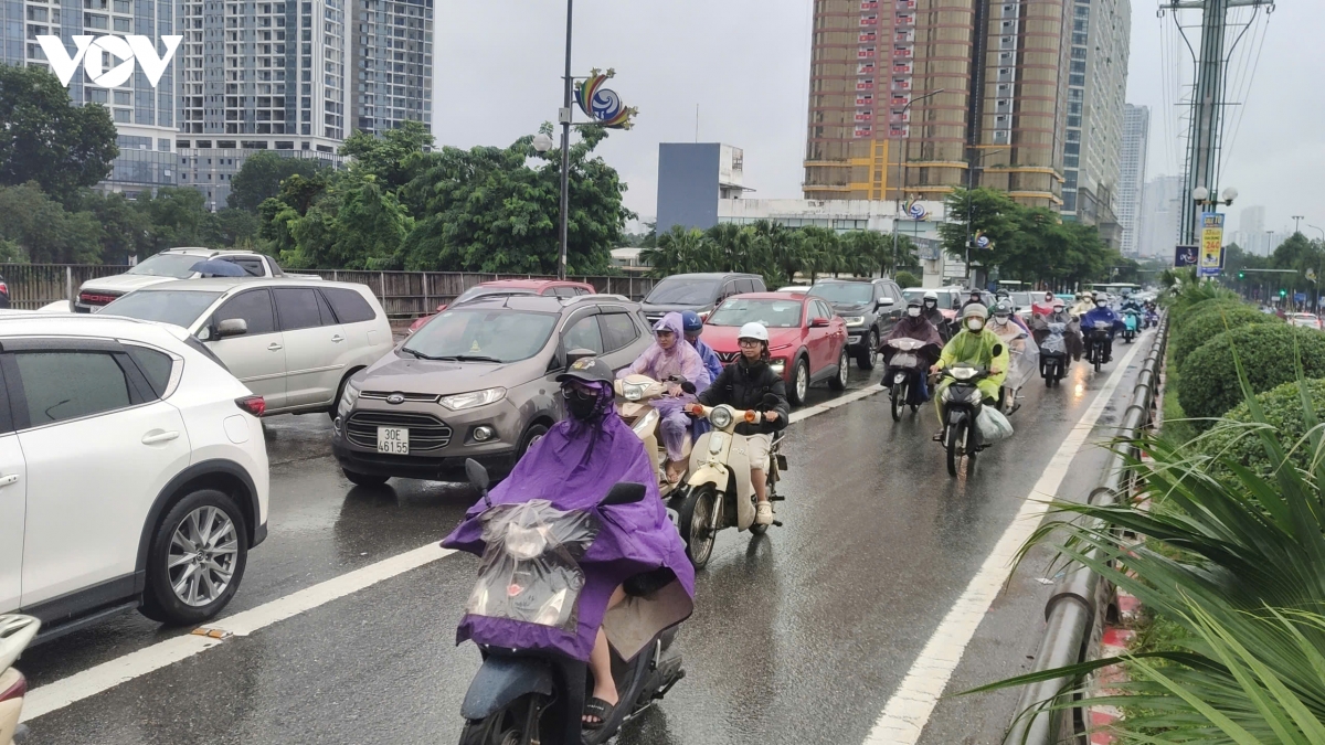 nguoi dan ha noi chat vat vuot qua cac diem ngap, tac de dua con toi truong hinh anh 10