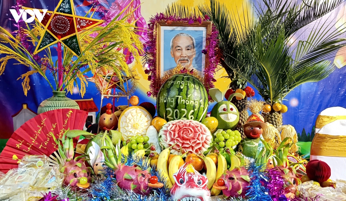 ruc ro sac mau tai dem hoi trang ram thu fest - bai chay 2026 hinh anh 10