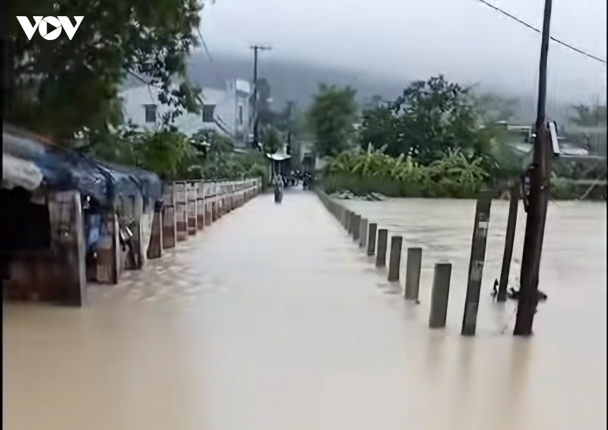 Mưa lớn, nước dâng cao gây ách tắc giao thông ở phường Quy Nhơn Tây, Gia Lai