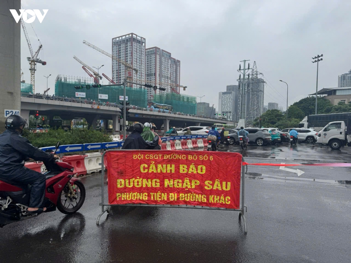 nguoi dan ha noi chat vat vuot qua cac diem ngap, tac de dua con toi truong hinh anh 11
