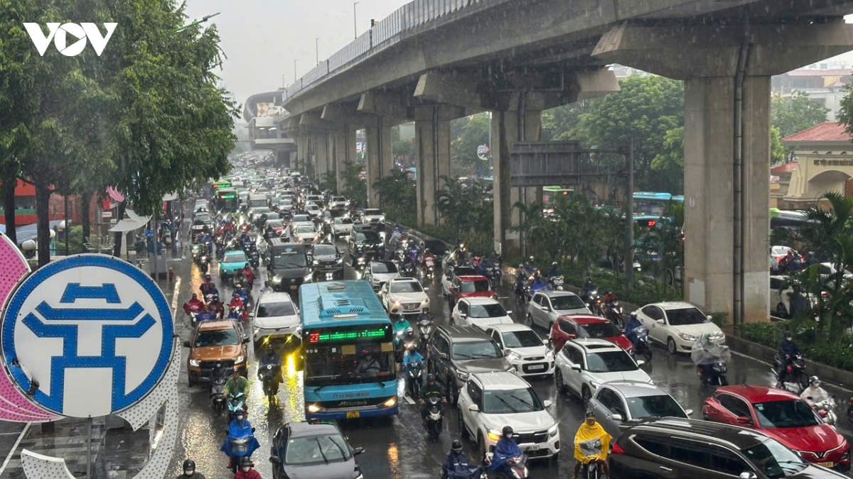 nguoi dan ha noi chat vat vuot qua cac diem ngap, tac de dua con toi truong hinh anh 4