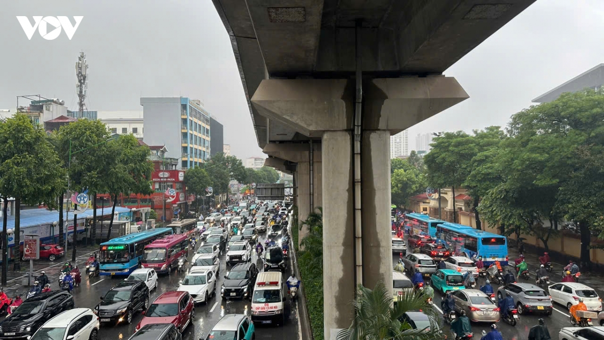 nguoi dan ha noi chat vat vuot qua cac diem ngap, tac de dua con toi truong hinh anh 5